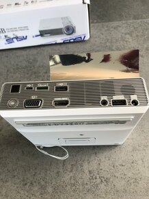 Prodám přenosný LED projektor ASUS P3B - 4