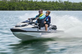 Sea Doo GTX LTD 3-up 325hp iDF Audio modrá nebo bílá barva - 4