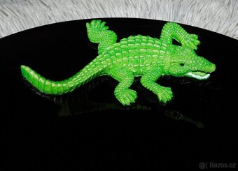 Zdobený skleněný černý talíř s krokodýlem - 4