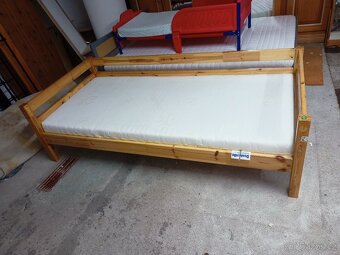 Prodám hezkou postel z masivu 90 x 200 cm - 4