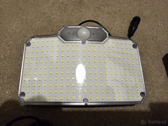 Solární LED lampa s detektorem - 4
