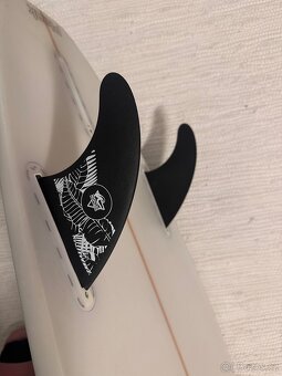 Surf shortboard na oceán - 4