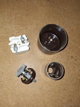 Atypické bakelitové zásuvky a vidlice s plochými kolíky - 4