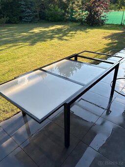 IKEA hliníkový rozkládací stůl se skleněnou deskou - 4