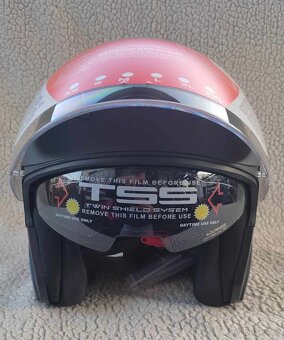 Přilba na motorku nebo skútr. Se sluneční clonou. Černá.Nová - 4