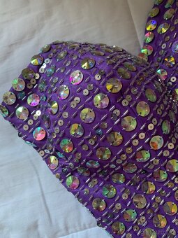 Fialové plesové šaty s kamínky bez ramínek XS - 4