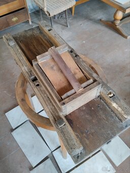 Staré dřevěné krouhadlo na zelí - 4