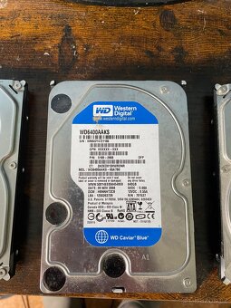 3× HDD, 1× SSD – plně funkční, různé kapacity - 4