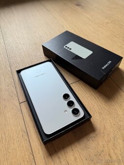 Samsung Galaxy S24 128GB šedý - 4