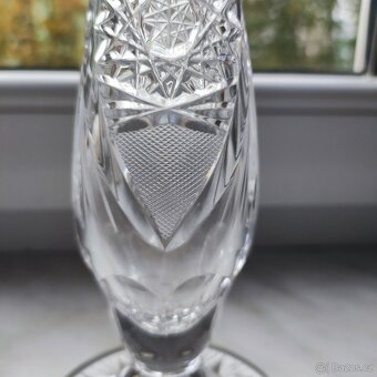 menší broušená váza na jeden květ - 4