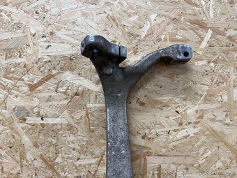 LEVÁ PŘEDNÍ TĚHLICE AUDI A6 C6 3.0 TDI 4F0407241 - 4