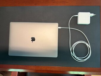 MacBook Pro 16", 2.4 GHz Intel Core i9, HDD 500 GB, 16 GB - 4
