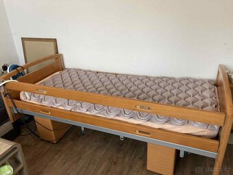 Elektrická zdravotní polohovací postel s příslušenstvím - 4