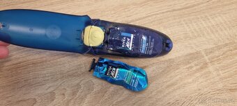 Holící strojek Philips + krém - 4