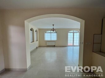 Zateplený vícegenerační rodinný dům s velkým rovinatým pozem - 4