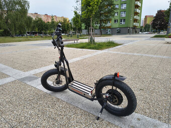 Elektrokoloběžka PERUT BAT, dojezd 88 km, bohatá výbava - 4