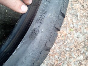 Prodám 2x  zimní pneu 305/30/21 - 4