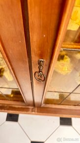 Knihovna, sleva sekretář, nábytková stěna - 4