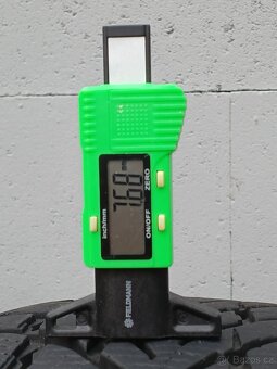 Pěkné zimní pneu Nokian 225/60/18 vzorek 8mm - 4