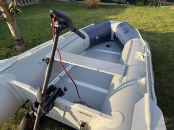 Člun M320 + plné příslušenství (elektromotor, baterie,...) - 4
