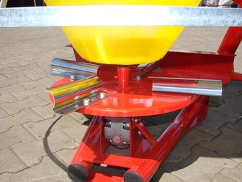 Rozmetadlo hnojiv 300 a 500 l - 4