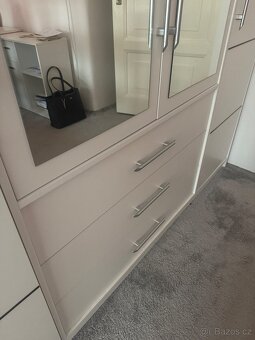 Šatní skříň se zrcadlem - 4