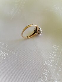 Zlatý luxusní prsten s diamanty a safírem - 4