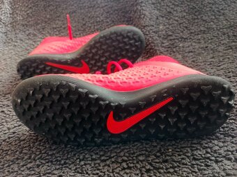 Turfy NIKE 37,5 - 4