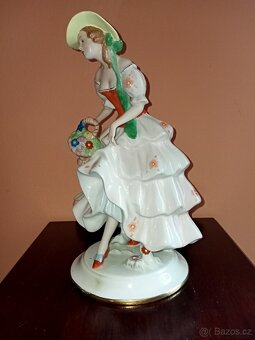 Dívka s košíkem květin. zn. ROYAL DUX 1925-38 v. 28 cm top s - 4