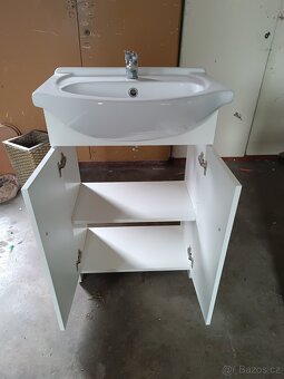 Koupelnová skříňka s umyvadlem - 4
