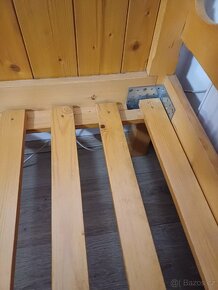 Dřevěná postel. - 4