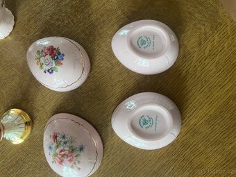 Sada dekorativních růžových porcelánových mini váziček a dóz - 4