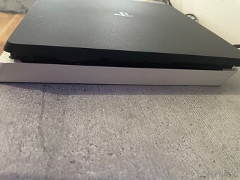 Prodám PlayStation 4 slim - 4