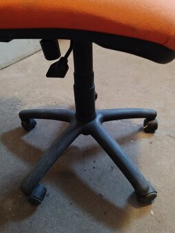 Otočná polohovatelná kancelářská židle - 4