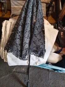 Dobové šaty na stojanu - 4