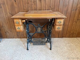 Starožitný šlapací šicí stroj Singer R.C. - 4