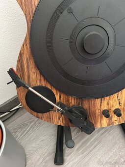 Gramofon ve tvaru kytary - 4