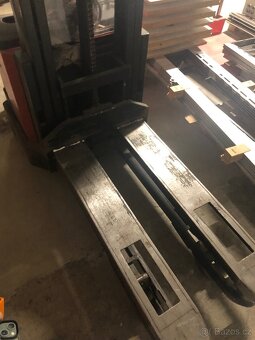 Elektrický ruční vysokozdvižný vozík Toyota - 4