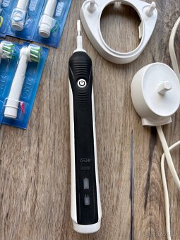 Elektrický kartáček Oral-B - 4