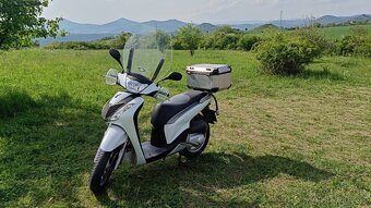 Skůtr Honda SH 125i - Nová bateriea doplňky za 11K - 4
