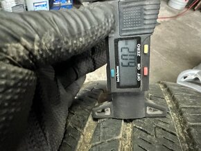Prodám zimní gumy Continental 4x4 Contact 235/55 R17 - 4