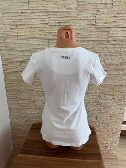 Krásné ikonické bílé tričko GUESS - vel. 38 - 4