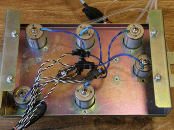 Laboratorní hydraulický rozvaděč, 6x elektroventil DC 12 V - 4