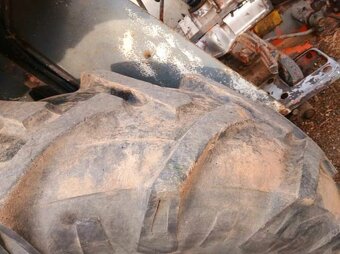 Traktor s čelním nakladačem - 4