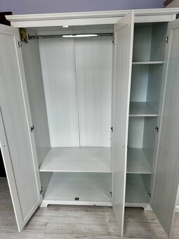 Nábytek do ložnice - postel a skříně IKEA - 4