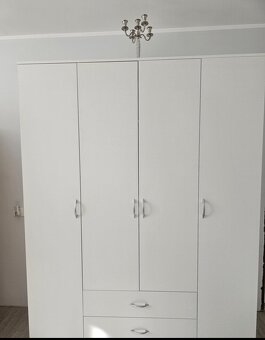 Prodám bílou šatní skříň - 4