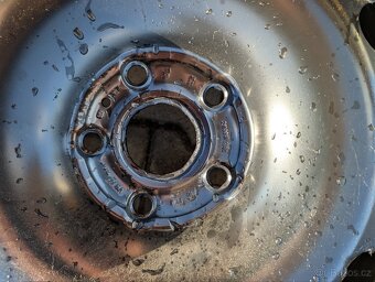 Nové náhradní kolo R18 a nejetá pneu Pirelli - 4