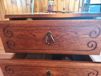 Dřevěná skříň - 4