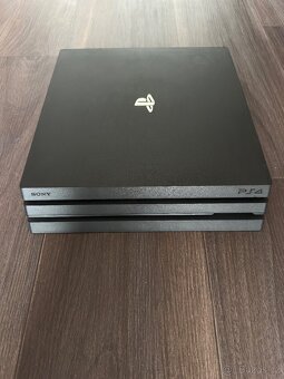 Ps4 pro 1tb +3x ovladač +4hry - 4