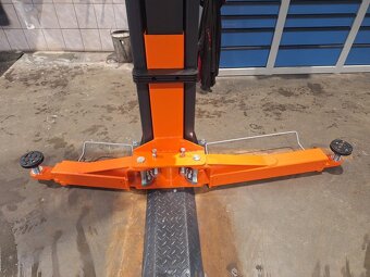 Dvousloupový zvedák 4,2 t - výprodej - 4